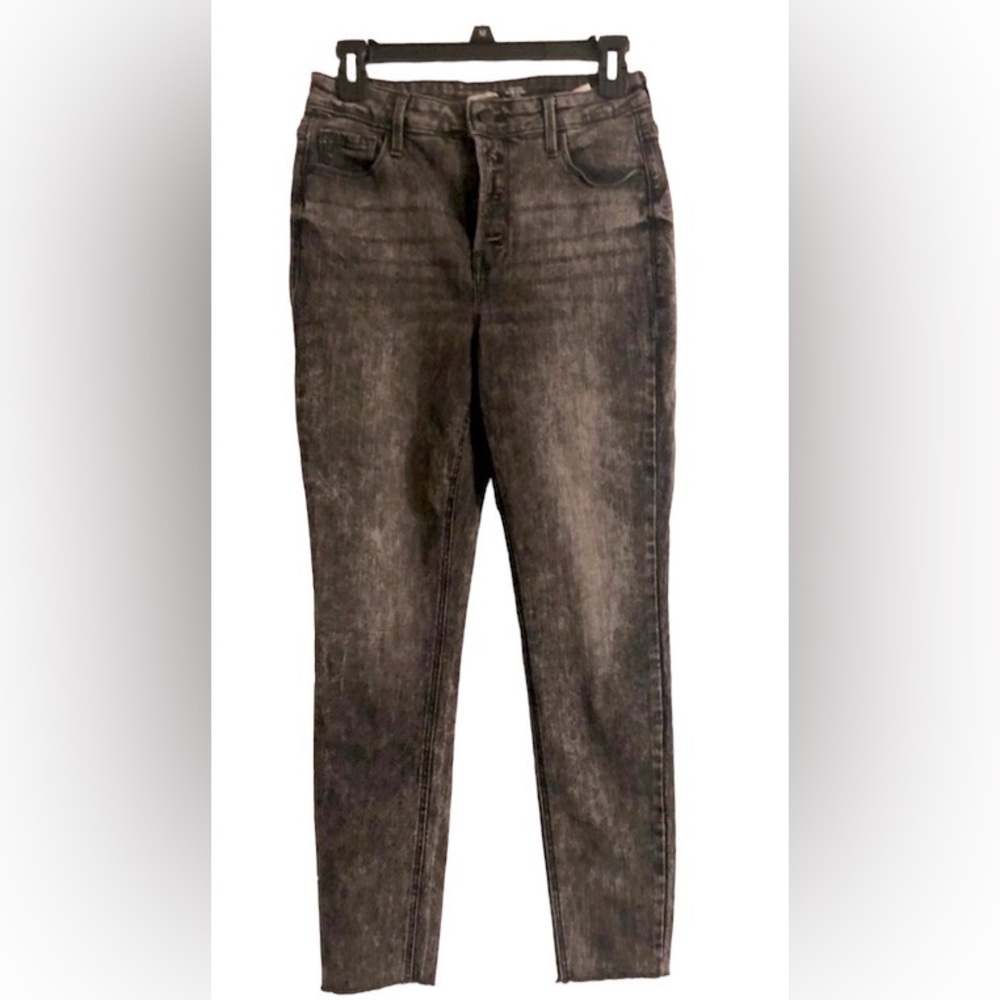 High waisted acid washed jeans.